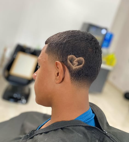Corte com coração raspado executado na Mafra Barber
